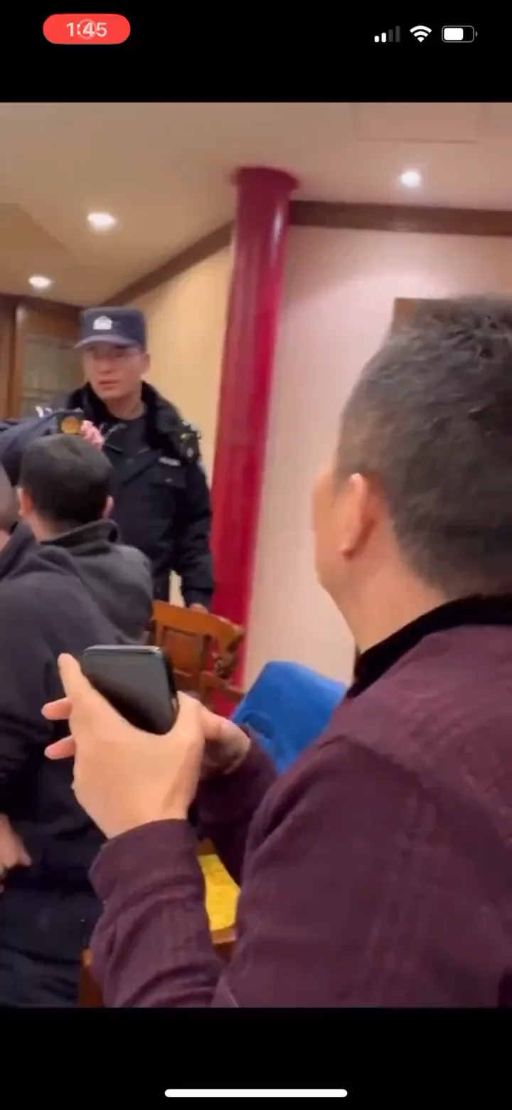 热议：北大法学院教授餐会，警察闯入问询被骂退