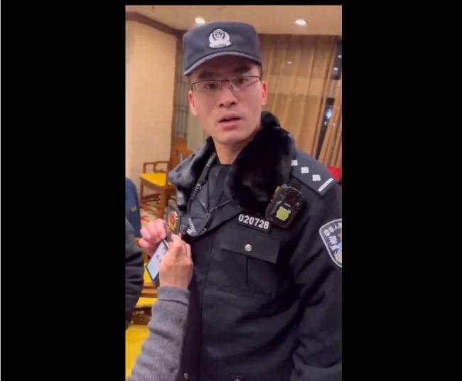 热议：北大法学院教授餐会，警察闯入问询被骂退