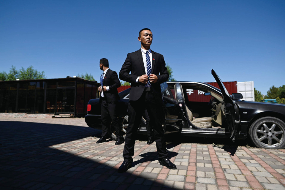 被家暴的中国女人，找“白社会大哥”做保镖