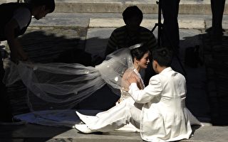 中国离婚率持续攀升 销毁婚纱照成新业务