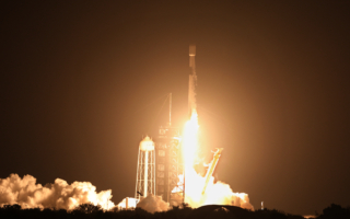 SpaceX成功发射广播卫星 火箭八度回收创纪录