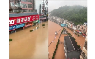 强暴雨引发洪水 贵州榕江球场积水深2米