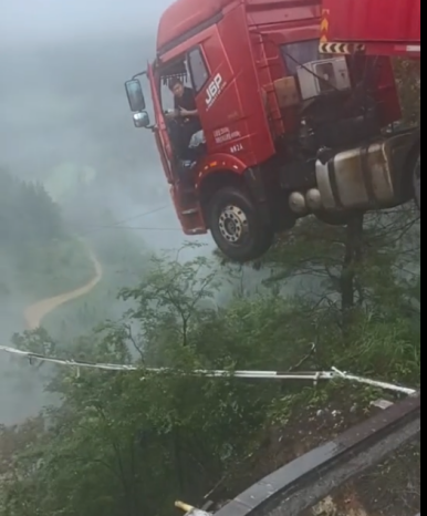 贵州传高速公路桥梁坍塌  现场画面惊人