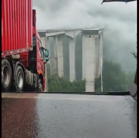 贵州传高速公路桥梁坍塌  现场画面惊人