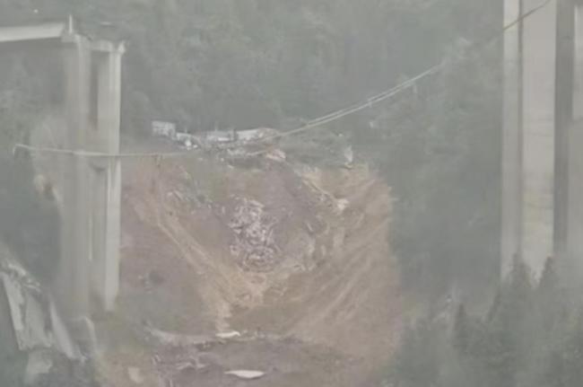 贵州传高速公路桥梁坍塌  现场画面惊人
