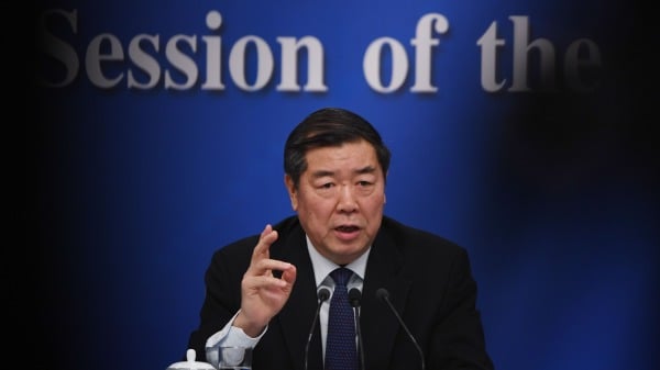 2019年3月6日，中共国家发改委主任何立峰在北京举行的全国人大新闻发布会上讲话。（图片来源：GREG BAKER/AFP via Getty Images）