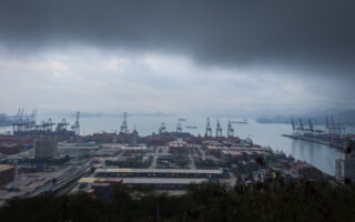 外资出逃工厂倒闭 深圳失业大军夜宿广场