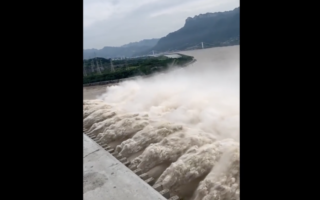 三峡水库九孔泄洪 洞庭湖水位再次上涨