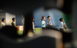 中国幼儿园数量连3年减少 不少改成养老院