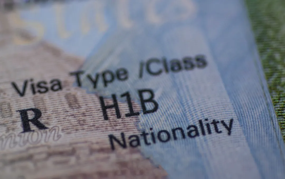 H-1B签证新规 中国女生“逼停”航班 返回美国