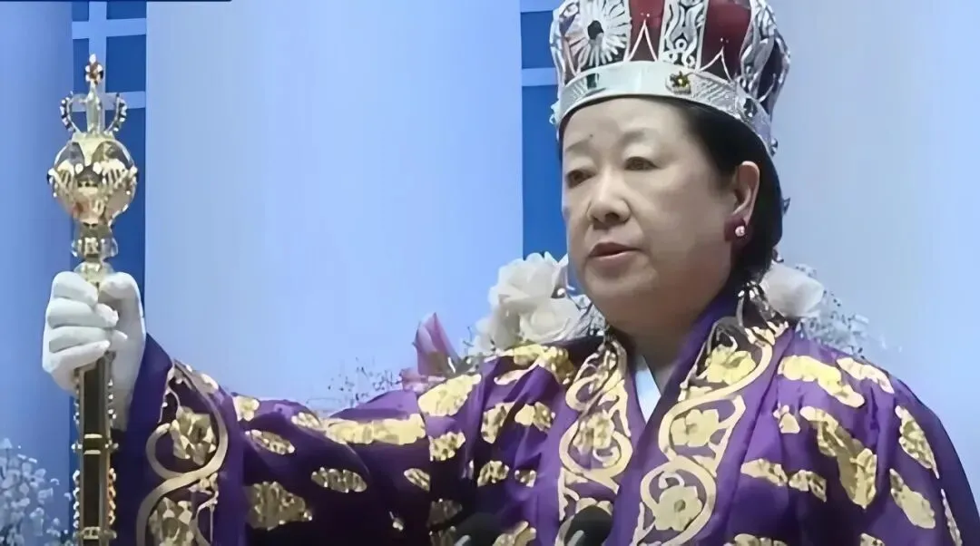给“第一夫人”送香奈儿包后，邪教女魔头被抓了