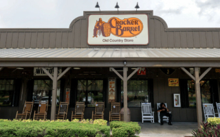 美连锁餐厅Cracker Barrel删Pride和DEI页面