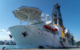 日本深海探测船下探7906米 刷新世界纪录