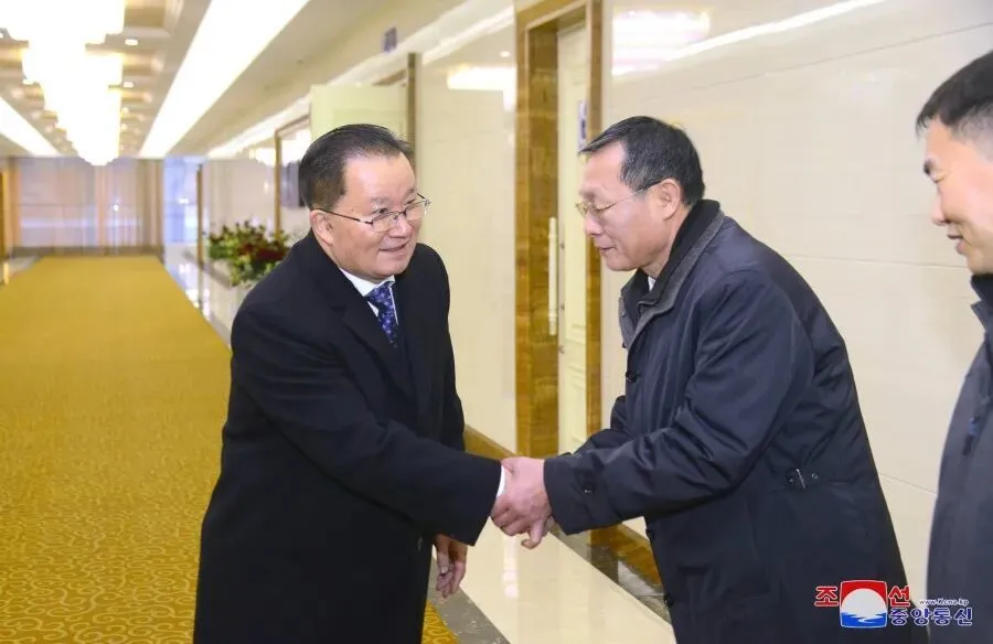 2024年1月，朝鲜外务省副相金仙景（左一）启程前往乌干达。图/朝中社