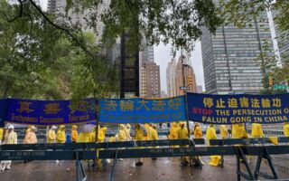 法轮功学员联合国前冒雨抗议中共 市民称赞