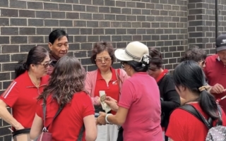 中共买人举红旗 当街发钱