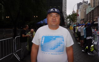 联大会场外 民运人士袁哲控诉中共罪行