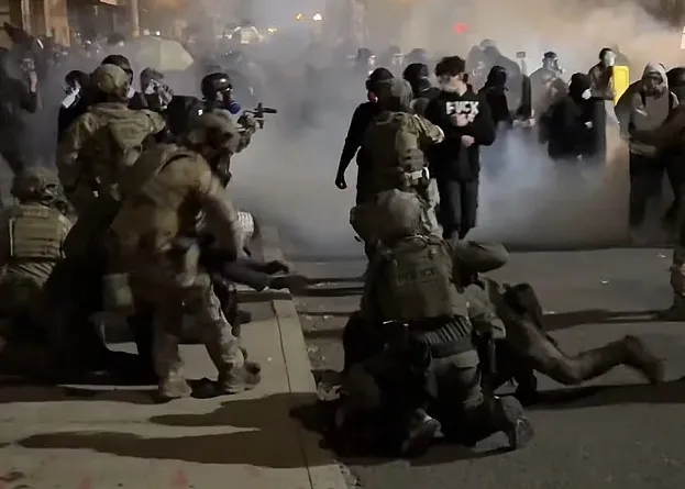 兵临城下！川普下令出兵，西海岸笼罩战火阴云