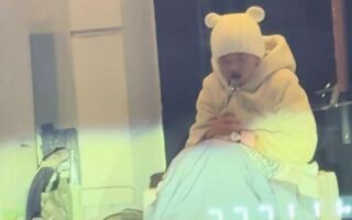 鹤岗13岁女孩深夜独自在街头卖鸭蛋 引担忧