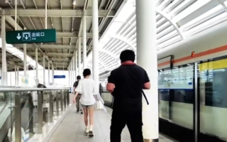 广东城际列车疑停错月台 令大批乘客没搭上车