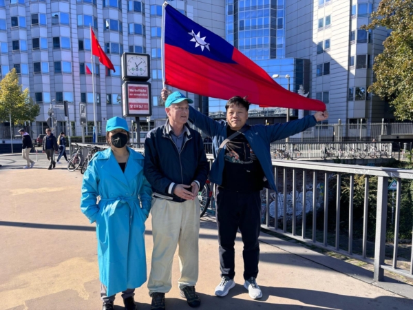 2025年10月1日是中国国殇日76周年，中国民主阵线德国支部与新公民运动欧洲联盟联合发起“没有国庆，只有国殇”的大型抗议活动。（王守峰提供）