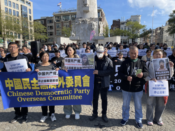 2025年9月28日，荷兰华人在国家纪念碑前齐聚一堂，举行“十一国殇日”集会，强烈谴责中共暴政，并推动“全民反共运动”。图为韦智坚在讲话。（反共之声发起人刘飞龙提供）