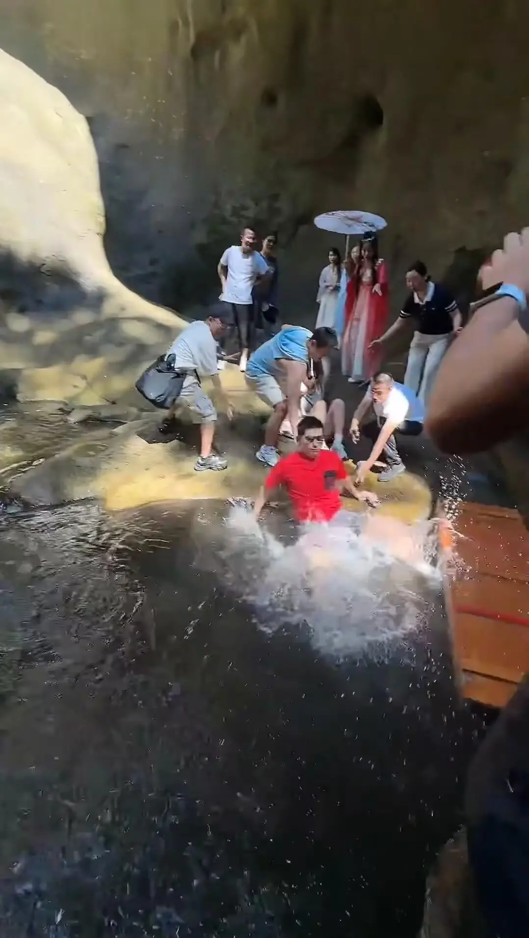 张继科拍瀑布时突然落水，游客纷纷伸手想拉住他