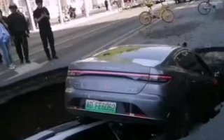 河北邯郸路面塌陷 两辆小轿车坠入坑中