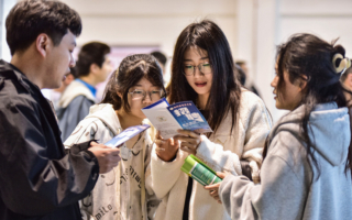 28岁英国青年搬回家住 如何存下6位数存款