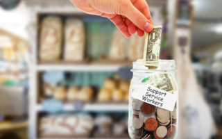 调查：经济吃紧 美国人假期给小费意愿骤降