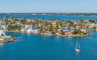 今冬“两个美国房市”：豪宅vs自住房