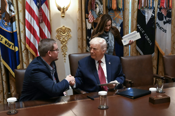 川普宣布120亿美元援助计划 支持农民