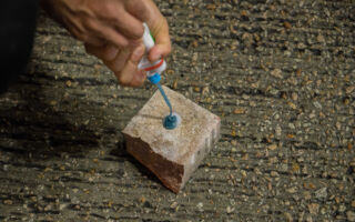 不小心让强力胶沾到物体表面 如何清除？